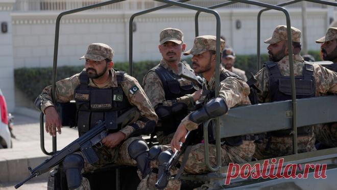 В Пакистане запретили проводить военные трибуналы над оппозиционерами. Коллегия Верховного суда Пакистана постановила признать неконституционным рассмотрение военными трибуналами дел оппозиционных активистов, которые участвовали в выступлениях против правительства 9 мая. Об этом сообщает пакистанская газета ...