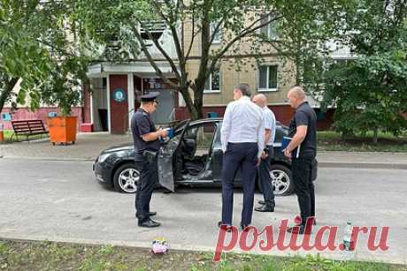 Появились подробности взрыва машины в Белгороде с тремя пострадавшими. Под взорванным в Белгороде автомобилем Chevrolet Cruze было установлено самодельное взрывное устройство (СВУ). По предварительной версии, мотивом подрыва мог стать бытовой конфликт. Злоумышленники намеревались запугать водителя машины, о чем свидетельствует небольшой размер СВУ.