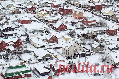 Россиянин открыл стрельбу по дому соседа из-за его свободно гуляющей собаки. В подмосковном Волоколамске мужчина открыл стрельбу по дому соседа из-за того, что тот выпустил свою собаку одну гулять по поселку. Собака проявляла агрессию к людям, поэтому между мужчинами возник конфликт. В результате стрелок взял дома оружие и сделал несколько выстрелов в сторону дома оппонента.