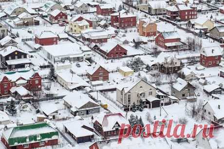 Россиянин открыл стрельбу по дому соседа из-за его свободно гуляющей собаки. В подмосковном Волоколамске мужчина открыл стрельбу по дому соседа из-за того, что тот выпустил свою собаку одну гулять по поселку. Собака проявляла агрессию к людям, поэтому между мужчинами возник конфликт. В результате стрелок взял дома оружие и сделал несколько выстрелов в сторону дома оппонента.