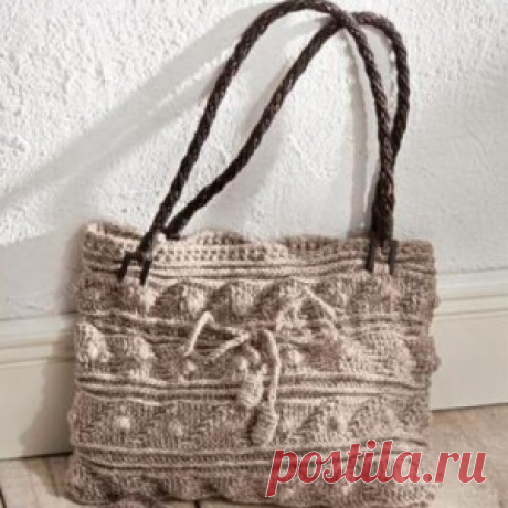 Бежевая вязаная сумочка крючком с кожаными ручками