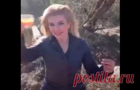 Елена Переверзева, которая несколько дней назад прославилась скандальным видеороликом, лишилась должности мирового судьи Новокубанска. В пятницу, 15 мая Квалификационная коллегия судей Краснодарского края по результатам проверки нашумевшего ролика решила досрочно прекратить ее полномочия. На
