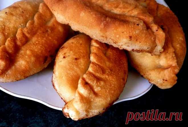 Уральские чебуреки Для теста: Мука – 700-750 гр. Вода – 150 гр. Яйцо куриное – 2 шт. Сметана ж.20-25% – 4 ст.л. (90 гр.) Соль – по вкусу. Для начинки: Фарш “домашний” – 350-400 гр. Лук репчатый – 200 гр. Вода – ? Соль, перец – по вкусу...