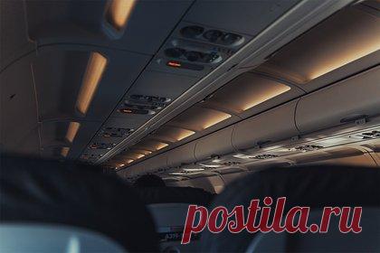 Пассажир напился в самолете, назвался преступником и потребовал своего ареста. Самолет авиакомпании Qantas, летевший из Сиднея в Сингапур, был вынужден изменить курс и совершить экстренную посадку из-за дебошира на борту. Мужчина выпил бутылку вина во время полета, а затем начал угрожать бортпроводникам. Также он назвался преступником и потребовал своего ареста.