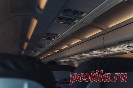 Пассажир напился в самолете, назвался преступником и потребовал своего ареста. Самолет авиакомпании Qantas, летевший из Сиднея в Сингапур, был вынужден изменить курс и совершить экстренную посадку из-за дебошира на борту. Мужчина выпил бутылку вина во время полета, а затем начал угрожать бортпроводникам. Также он назвался преступником и потребовал своего ареста.