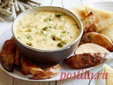 Сырный дип с печёной брокколи и чеддером - рецепт Сырный дип с печёной брокколи и чеддером - это насыщенный сырный соус из чеддера, который отлично подходит к любым закускам.