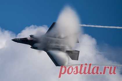 В США позволят F-35 летать в грозу. В США разрешат истребителям F-35A совершать полеты в грозу. Самолеты получат доработанную систему генерирования инертных газов Onboard Inert Gas Generation System (OBIGGS), которая снижает риск воспламенения после удара молнии. Первый самолет с обновленной системой передадут военным в июле, сообщает The Drive.