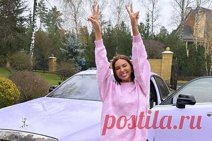Оксана Самойлова похвасталась роскошным автомобилем за 27 миллионов рублей. Российская бизнесвумен и блогерша Оксана Самойлова похвасталась новой расцветкой своей роскошной машины. Жена рэпера Джигана опубликовала видео и снимки, на которых продемонстрировала обновленный автомобиль Rolls-Royce Ghost. На размещенных кадрах видно, что ее транспортное средство перекрасили в лиловый цвет.