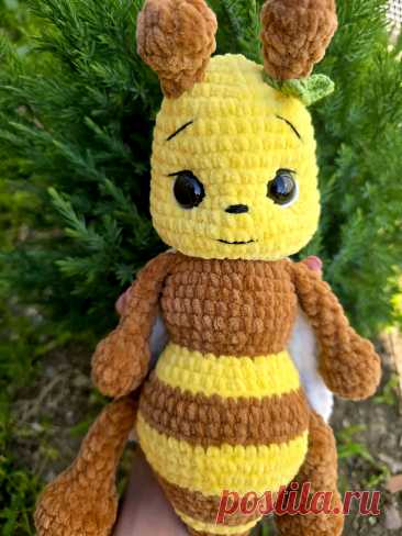 PDF Луна и Пчелёнок крючком. FREE crochet pattern; Аmigurumi toy patterns. Амигуруми схемы и описания на русском. Вязаные игрушки и поделки своими руками #amimore - плюшевая пчела, большая пчелка из плюшевой пряжи, пчелёнок.
