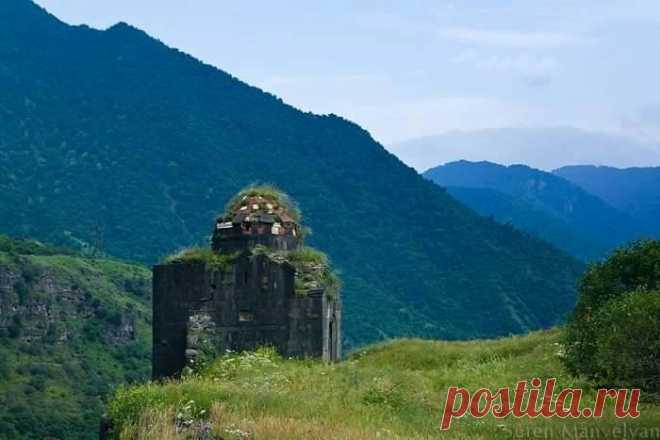 Կայանբերդ՝ Ամրոց Հաղպատա Սուրբ Նշանի, ՀՀ Լոռու մարզում` Հաղպատ և Սանահին գյուղերի միջև, Հայաստան-Վրաստան ավտոճանապարհի աջ կողմում վեր խոյացող հրվանդանի վրա։
Ըստ շին. արձանագրությունների`կառուցվել է Հաղպատավանքի առաջնորդ Հովհաննես եպիս. կողմից 1233 թ.-ին։ Սկզբնական շրջանում այն կոչվել է «Ամրոց Հաղպատա Սուրբ Նշանի»,իսկ Կայան և Դսեվանք անունները ավելի ուշ շրջանի են։Ամրոցը մեր օրերում անվանում են նաև Ակնաբերդ. ամենայն հավանականությամբ Ակներ գյուղի մոտ գտնվելու համար։