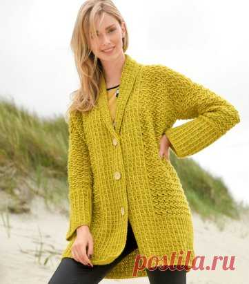 Кардиган с шалевым воротником и широкими планками
Широкий, мягкий, удобный и, благодаря двум различным рельефным узорам, очень красивый — в этом классическом кардигане с шалевым воротником ни одно пожелание не осталось неучтенным.
Журнал «Verena. Спецвыпуск» № 6/2019