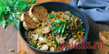 Чечевица с грибами и овощами: рецепт - Лайфхакер