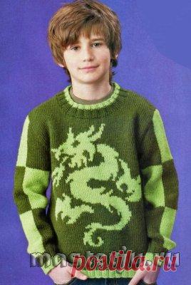 Пуловер с драконом вязаный спицами