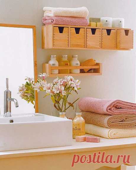 Самые лучшие идеи хранения вещей в ванной комнате
В ванных комнатах нам приходится хранить много разнообразных вещей.

Мы собрали для вас творческие идеи, которые позволяют функционально организовать пространство в ванной комнате. Вы сможете найти узкие, стеклянные и открытые полки, небольшие стеллажи, варианты использования места под раковиной и другие не менее интересные идеи.