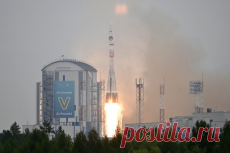 Поехали! Россия отправила «Луну-25» к спутнику Земли. «Луна-25» — аппарат нового поколения, но название он свое получил, чтобы подчеркнуть преемственность. Современные российские инженеры и ученые продолжают то, что начинали их деды и отцы.
