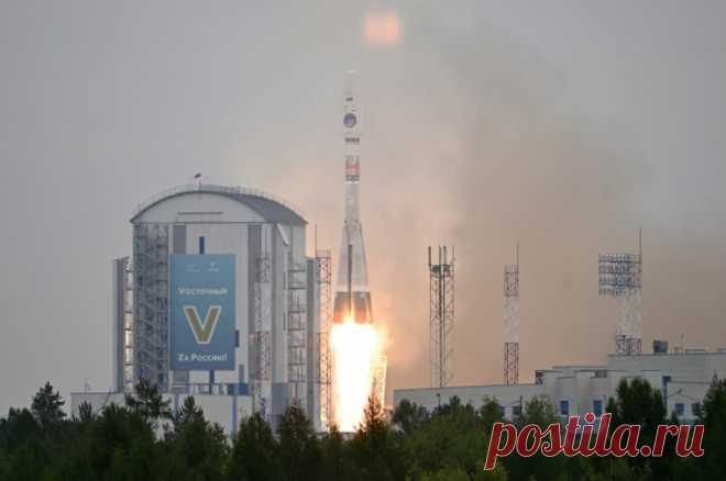Поехали! Россия отправила «Луну-25» к спутнику Земли. «Луна-25» — аппарат нового поколения, но название он свое получил, чтобы подчеркнуть преемственность. Современные российские инженеры и ученые продолжают то, что начинали их деды и отцы.
