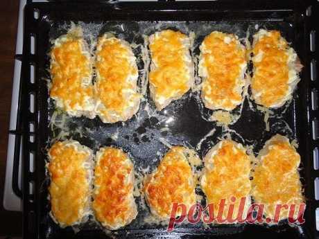 Мясо по-французски в духовке

Ингредиенты:

мясо – 500 гр. (я беру свиную вырезку – аккуратненький кусочек)
лук – 3 шт.
майонез – 200 гр.
сыр твердый – 200-300 гр.
помидоры – по желанию
соль
перец
зелень – не обязательно

Как приготовить мясо по-французски в духовке:

Мясо нужно нарезать ломтиками по 1 см толщиной и обязательно поперек волокон. Вот такие кусочки должны получиться:

Нарезаем мясо поперек волокон.
Потом каждый кусочек отбить с двух сторон. Старайтесь не прор...