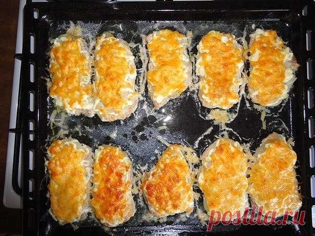 Мясо по-французски в духовке

Ингредиенты:

мясо – 500 гр. (я беру свиную вырезку – аккуратненький кусочек)
лук – 3 шт.
майонез – 200 гр.
сыр твердый – 200-300 гр.
помидоры – по желанию
соль
перец
зелень – не обязательно

Как приготовить мясо по-французски в духовке:

Мясо нужно нарезать ломтиками по 1 см толщиной и обязательно поперек волокон. Вот такие кусочки должны получиться:

Нарезаем мясо поперек волокон.
Потом каждый кусочек отбить с двух сторон. Старайтесь не прор...