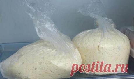 Тесто как пух. 
1стакан теплого кефира,
1 стол.ложка сахара,
11г дрожжей сухих,(пакетик)
1 чайная ложка соли,
3 стакана просеянной муки, 
0,5 полстакана растительного масла. 
Положить в кулек. Дождаться одного подъёма , намять и разделать.  Выход 25 пирожков с любой начинкой или два пирога. Можно или жарить, или печь. Важна расстойка пирожков минут 30 перед духовкой.
 (тесто достаточно один раз размять. Это тесто для куличей надо по старинке несколько раз).
#тесто