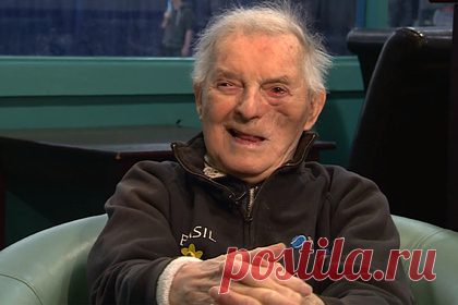 101-летний любитель тенниса назвал причину своего долголетия. Житель Великобритании, который, несмотря на преклонный возраст, регулярно играет в теннис, назвал причину своего долголетия. 101-летний Бэзил Смит из валлийского города Лланелли увлекался теннисом всю жизнь. Он всегда был в хорошей форме и ничем серьезно не болел до 92 лет, когда ему пришлось сделать операцию.