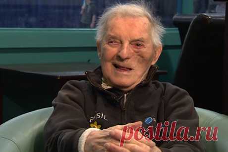 101-летний любитель тенниса назвал причину своего долголетия. Житель Великобритании, который, несмотря на преклонный возраст, регулярно играет в теннис, назвал причину своего долголетия. 101-летний Бэзил Смит из валлийского города Лланелли увлекался теннисом всю жизнь. Он всегда был в хорошей форме и ничем серьезно не болел до 92 лет, когда ему пришлось сделать операцию.