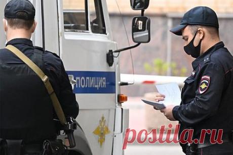 Россиянина задержали за приставания к маленькой девочке около торгового центра. В Омской области правоохранители задержали 41-летнего рецидивиста за домогательства к девятилетней девочке. Днем 18 октября школьница гуляла около торгового центра «Ермак». Там к ней подошел фигурант и стал приставать. Отмечается, что россиянин уже был судим ранее за аналогичное преступление, грабежи и разбой.