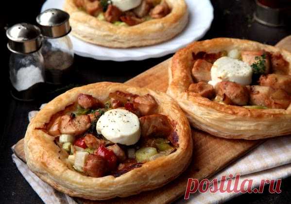 Курица с брынзой на слоёном тесте 
Это блюдо можно приготовить из остатков курицы, которая осталась в холодильнике со вчерашнего дня. Подойдет так же любое мясо, можно добавить овощей и использовать сыр твердых сортов.