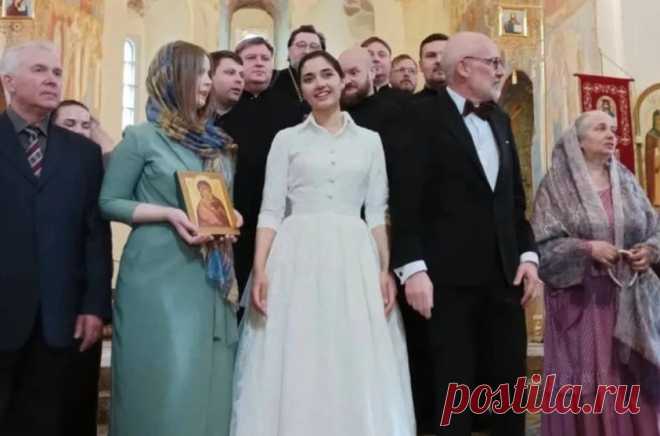 Александр Гордон тайно обвенчался со студенткой