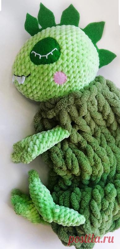 PDF Пижамница Динозаврик крючком. FREE crochet pattern; Аmigurumi animal patterns. Амигуруми схемы и описания на русском. Вязаные игрушки и поделки своими руками  #amimore - плюшевый динозавр, пижамница динозаврик из плюшевой пряжи.