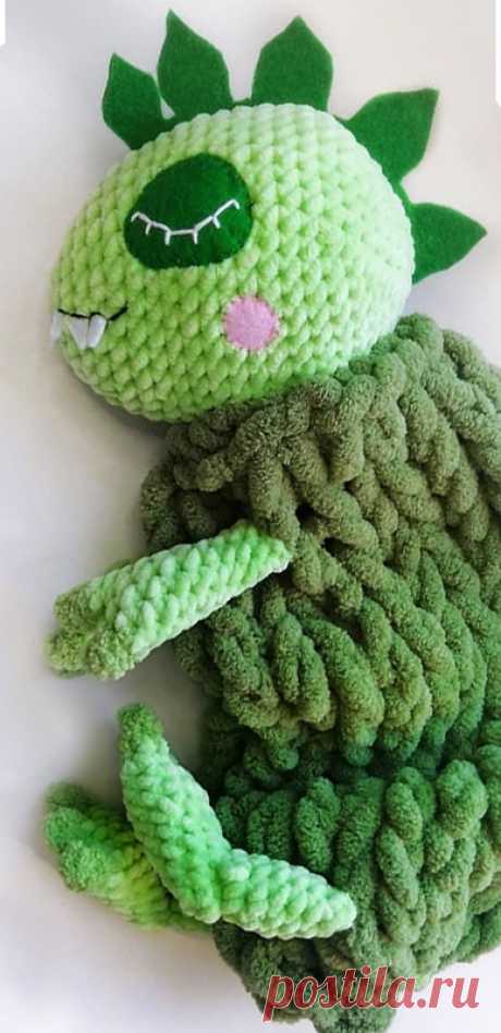 PDF Пижамница Динозаврик крючком. FREE crochet pattern; Аmigurumi animal patterns. Амигуруми схемы и описания на русском. Вязаные игрушки и поделки своими руками  #amimore - плюшевый динозавр, пижамница динозаврик из плюшевой пряжи.