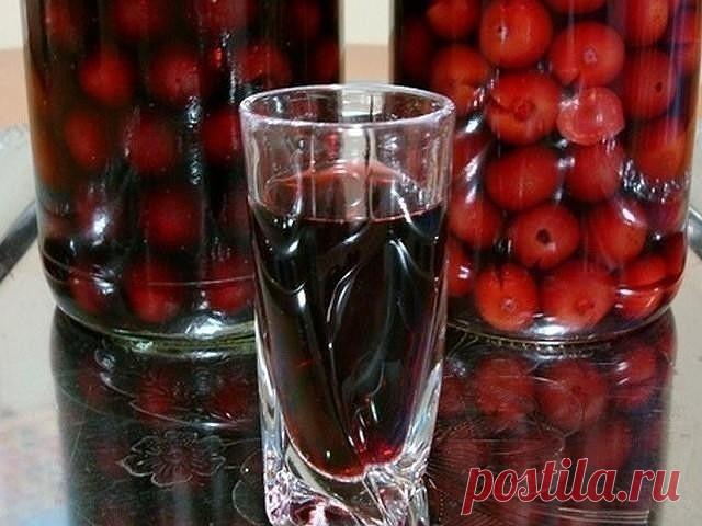 ГОТОВИМ НАЛИВКУ «ЧЕТЫРЕ НА ЧЕТЫРЕ» 
4 стакана сахара
4 стакана воды
4 стакана ягод
4 стакана водки
Сахар заливаем теплой кипяченой водой, чтобы он не осел на дно, а разошелся равномерно. Затем засыпаем мытые и обсушенные ягоды целиком, не размятыми. Фейхоа – единственная ягода, которую нужно нарезать половинками, а если крупная, то и четвертинками. Теперь остается добавить водку и запастись терпением.
Это количество жидкости переливаем в стеклянную банку (должно впритык хв...