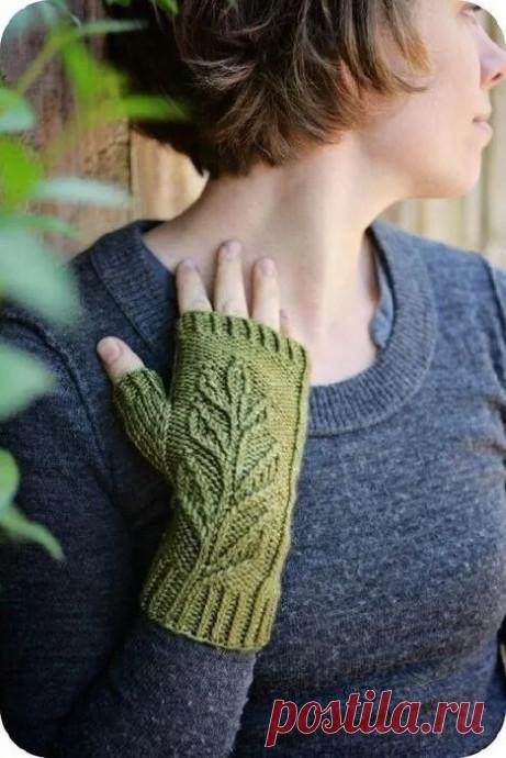 Митенки спицами от автора:Митенки – это такие перчатки без пальчиков. Они идеально подходят для тех случаев, когда нужно сохранить тепло, но при этом оставить пальцы свободными. Например, для работы за компьютером, прогулок или просто для создания уютного образа. Иногда мне кажется, что митенки –...