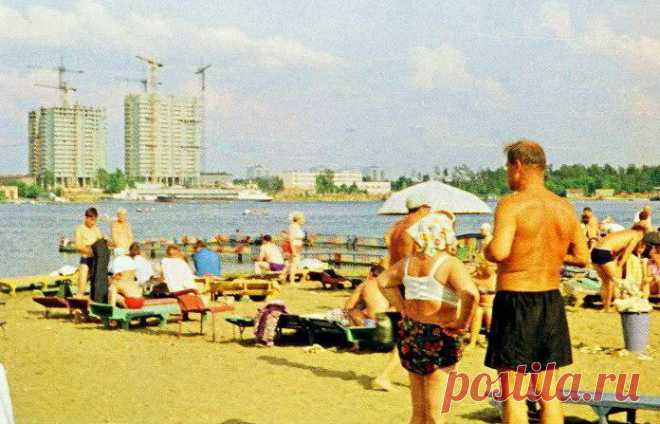 Солнечная активность — совокупность разных процессов, среди которых, различают еще и инсоляцию. Это облучение поверхности земли солнечным светом и оно везде разное. И в России, тоже есть города, в которых бывает опасное Солнце
