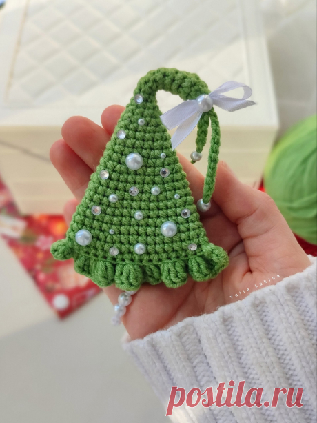 PDF Магнит Ёлочка крючком. FREE crochet pattern; Аmigurumi toy patterns. Амигуруми схемы и описания на русском. Вязаные игрушки и поделки своими руками #amimore - магнит на холодильник в виде новогодней ёлки, маленькая ёлочка к Новому году, елка, елочка.