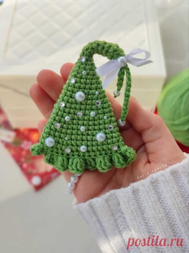PDF Магнит Ёлочка крючком. FREE crochet pattern; Аmigurumi toy patterns. Амигуруми схемы и описания на русском. Вязаные игрушки и поделки своими руками #amimore - магнит на холодильник в виде новогодней ёлки, маленькая ёлочка к Новому году, елка, елочка.