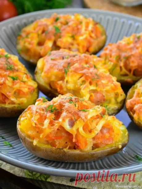 Фаршированный картофель в духовке Хрустящая корочка, тянущийся сыр, мягкий картофель, обжаренный бекон и немного овощей для свежести. И неважно, был голодный или только что ел…🛒 ЧТО НАМ ПОНАДОБИТСЯ?Картофель – 450-500 гБекон – 100 гТвёрдый сыр – 80 гПомидоры – 40 гСладкий перец – 40 гРепчатый лук – 35 гМайонез – 35...