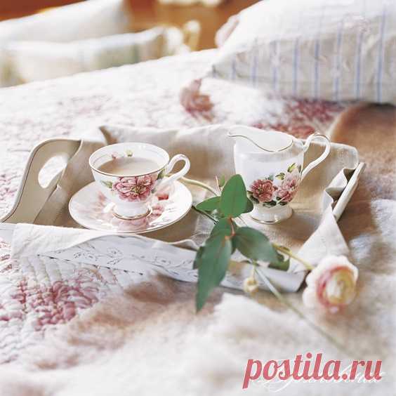 Уют бывает разным. Для кого-то это чашка кофе и книга, для кого-то
запах свежей выпечки и мягкий плед, а для кого-то тепло родных глаз.

И этого вполне достаточно, чтобы почувствовать - я дома...