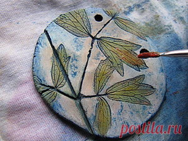 Тонируем и раскрашиваем глиняные подвески