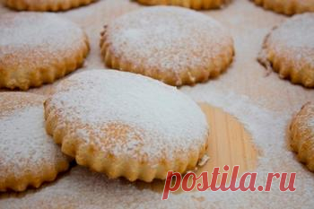 Запеченное яблоко с медом и корицей