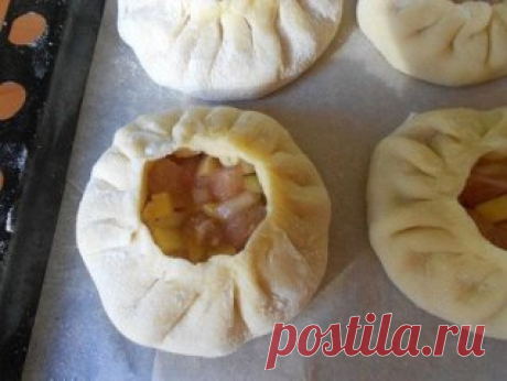 Татарские пирожки
Эти пирожки из разряда &quot;легко, просто и вкусно&quot;. Действительно просто и очень вкусно!
Ингредиенты:
- 100 г сливочного масла
- 2 стакана муки
- щепотка соли
- сода на кончике ножа
- 1 стакан кефира
- 2 яйца
Для начинки:
- мясо
- картофель
- лук
- соль
- перец
Приготовление:
Берем 100 г сливочного масла и  и 2 яйца.
Замешиваем тесто, доба