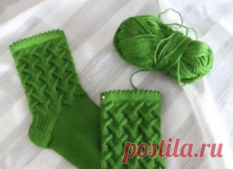 Узор для носков:

Набрать по 12 петель на каждую спицу.
и дальше рисунком
1ряд-3лиц,2 вм. лиц (за передние стенки),накид,1лиц,

2ряд-2лиц,2вм. лиц,нак,2лиц,
3ряд-1лиц,2вм.лиц,нак,3лиц.
4ряд-2 вм.лиц,нак,4лиц.
5ряд-1лиц,нак,2вм.лиц протяжкой,3лиц.
6ряд-2лиц,нак,2вм лиц протяжкой,2лиц
7ряд-3лиц,нак,2вм. лиц протяжкой,1лиц.
8ряд-4лиц,нак,2вм.лиц протяжкой,
Высоту выбираете любую и дальше вяжите как обычный носок.