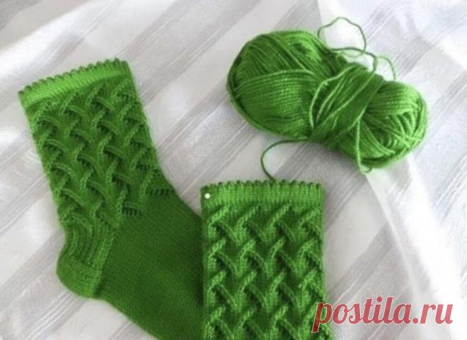 Узор для носков:

Набрать по 12 петель на каждую спицу.
и дальше рисунком
1ряд-3лиц,2 вм. лиц (за передние стенки),накид,1лиц,

2ряд-2лиц,2вм. лиц,нак,2лиц,
3ряд-1лиц,2вм.лиц,нак,3лиц.
4ряд-2 вм.лиц,нак,4лиц.
5ряд-1лиц,нак,2вм.лиц протяжкой,3лиц.
6ряд-2лиц,нак,2вм лиц протяжкой,2лиц
7ряд-3лиц,нак,2вм. лиц протяжкой,1лиц.
8ряд-4лиц,нак,2вм.лиц протяжкой,
Высоту выбираете любую и дальше вяжите как обычный носок.