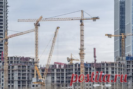 Новостройки в Москве стали выше. За последние годы в старой Москве стало больше высотных новостроек. В 2023 году на рынке новостроек представлено 73 проекта выше 30 этажей, в то время как в 2019 году таких жилых комплексов было 37. Многоэтажные (14-29 этажей) и высотные здания занимают 45 и 39 процентов соответственно в общем объеме предложения.