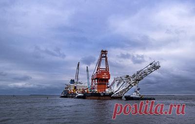 Оператор "Северного потока - 2" заявил, что газопровод завершен на 99%. В Nord Stream 2 AG сообщили, что трубоукладочная баржа "Фортуна" продолжает работу на заключительном участке