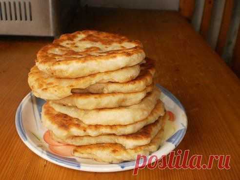 Вкусные лепешки с сыром и ветчиной

кефир - 1 ст.
соль - 0,5 ч.л.
сахар - 0,5 ч.л.
сода - 0,5 ч.л.
сыр твердый тертый - 1 стакан.
мука - 2 ст.


ветчина - как  вам нравится, (натертой на крупной терке) 

1. тесто: кефир сольсахарсода перемешиваем.  добавляем сыр тертый  муку. Вымесить тесто, 
2. Тесто разделить на 5 равных шариков.шарик раскатать, положить начинку, защипить край (все уголочки в центр).  лепешку  раскатать скалкой, 
3. Жарить на  масле на сковороде с 2-х сторон