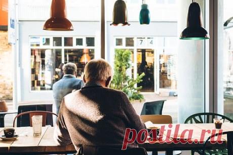 Жирная пища ухудшила память у пожилых людей. Специалисты из Университета штата Огайо обнаружили, что жирная пища может влиять на клетки мозга, ухудшая память у пожилых людей. Оказалось, что пальмитиновая кислота приводит к изменениям в экспрессии генов, связанных с усилением воспаления как в микроглии, так и в нейронах.