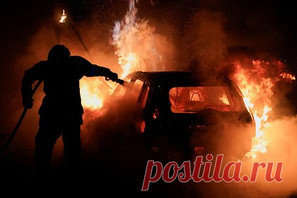 Родственница застреленного во Франции подростка призвала прекратить беспорядки. Бабушка застреленного полицейским 17-летнего подростка во Франции призвала прекратить массовые беспорядки. Женщина выступает против насилия и считает, что протестующим пора перестать громить все вокруг. Родственница подростка также выступает против нападений на полицейских и доверяет будущему решению суда по вопросу.