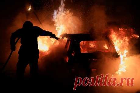 Родственница застреленного во Франции подростка призвала прекратить беспорядки. Бабушка застреленного полицейским 17-летнего подростка во Франции призвала прекратить массовые беспорядки. Женщина выступает против насилия и считает, что протестующим пора перестать громить все вокруг. Родственница подростка также выступает против нападений на полицейских и доверяет будущему решению суда по вопросу.