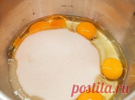 Пышная шарлотка с яблоками в мультиварке

Рецепт для тех, кто дорожит своим временем!
Подготовка занимает 10–15 минут, остальное сделает за вас мультиварка или духовка. Пышная, ароматная и нежная шарлотка с яблоками – идеальное лакомство для вечернего чаепития!

вам потребуется:

4 яйца
1 ст. сахара
1 ст. муки
1 ч.л. разрыхлителя
0,5 ч.л. корицы
0,5 ч.л. соли
500 г яблок

растительное или сливочное масло – для смазывания чаши мультиварки
сахарная пудра – для украшения

Как...