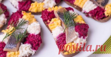Три вида самых легких и вкусных бутербродов на праздничный стол Предлагаем вам сразу три вида самых легких и вкусных бутербродов: они не только украсят ваш новогодний стол, но и разнообразят повседневное меню. Приготовить такую закуску очень просто: минимум ингред…